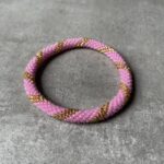 Nepal perle armbånd Nepal armbånd er en inspirerende og fascinerende smykkegenre, der vækker interessen hos smykkeentusiaster over hele verden. Disse håndlavede armbånd er kunstværker, der udstråler autenticitet, skønhed og dyb symbolik. Lad os dykke ned i den betagende verden af Nepal armbånd og udforske, hvad der gør dem så unikke og eftertragtede. Hvert Nepal armbånd er unikt, og det er netop denne individualitet, der appellerer til mange. Armbåndene er ofte skabt af dygtige nepalesiske håndværkere, der gennem generationer har forfinet deres teknikker til at skabe smykker af høj kvalitet. Disse håndværkere bruger traditionelle metoder, som har været en del af Nepals kultur og historie i århundreder. Processen er omhyggelig og kræver en stor grad af præcision og tålmodighed, hvilket gør hvert armbånd til en kærlighedsfyldt skabelse. Nepal armbånd er kendt for deres farverige og levende design. De er ofte dekoreret med perler, ædelstene, træ, metal eller andre naturlige materialer, hvilket giver dem et unikt udseende. Hvert enkelt element, der anvendes i armbåndene, er udvalgt omhyggeligt for at skabe en harmonisk kombination af farver og teksturer. Disse elementer er ofte inspireret af Nepals rige natur og kultur, hvilket giver armbåndene en autentisk følelse og en stærk forbindelse til landet. Symbolik spiller også en vigtig rolle i Nepal armbåndenes popularitet. Mange af armbåndene har indgraverede mønstre eller symboler, der repræsenterer vigtige aspekter af Nepals traditioner og spiritualitet. Disse symboler kan have betydning for held, lykke, kærlighed, beskyttelse eller en dybere forbindelse til naturen. At bære et Nepal armbånd kan derfor have en dybere betydning for bæreren og kan fungere som en påmindelse om deres forbindelse til Nepals rige arv. Nepal armbånd er ikke kun smukke smykker, men de har også en stærk social og kulturel betydning. Mange af disse smykker er håndlavede af kvinder, der er en del af samfundet i landområderne i Nepal. Produktionen af armbåndene giver disse kvinder mulighed for at skabe en bæredygtig indkomst, forbedre deres levevilkår og styrke deres selvstændighed. Når du køber et Nepal armbånd, bidrager du derfor til at støtte en positiv social indvirkning og bevare traditionelle håndværksmæssige metoder. Udover deres kulturelle og sociale betydning er Nepal armbånd også en favorit blandt modebevidste enkeltpersoner, der ønsker at tilføje en unik og autentisk touch til deres stil. Disse armbånd kan styles på utallige måder, uanset om du ønsker at skabe et bohemeinspireret look, en farverig festlig stil eller en subtil og elegant kombination. Der er et Nepal armbånd til enhver lejlighed og enhver personlig præference. I det store udvalg af smykker, der findes i dagens marked, skiller Nepal armbånd sig ud som en særlig perle. Deres håndlavede karakter, farverige design, dybe symbolik og sociale indvirkning gør dem til mere end bare smykker - de er en form for kunst og kultur, der fortæller historien om Nepal og dets folk. Ved at bære et Nepal armbånd, bærer du også med dig en del af dette rige og inspirerende land. Så uanset om du leder efter en meningsfuld gave eller ønsker at berige din egen smykkesamling, vil et Nepal armbånd være et mindeværdigt og værdsat valg.