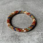 Nepal perle armbånd Nepal armbånd er en inspirerende og fascinerende smykkegenre, der vækker interessen hos smykkeentusiaster over hele verden. Disse håndlavede armbånd er kunstværker, der udstråler autenticitet, skønhed og dyb symbolik. Lad os dykke ned i den betagende verden af Nepal armbånd og udforske, hvad der gør dem så unikke og eftertragtede. Hvert Nepal armbånd er unikt, og det er netop denne individualitet, der appellerer til mange. Armbåndene er ofte skabt af dygtige nepalesiske håndværkere, der gennem generationer har forfinet deres teknikker til at skabe smykker af høj kvalitet. Disse håndværkere bruger traditionelle metoder, som har været en del af Nepals kultur og historie i århundreder. Processen er omhyggelig og kræver en stor grad af præcision og tålmodighed, hvilket gør hvert armbånd til en kærlighedsfyldt skabelse. Nepal armbånd er kendt for deres farverige og levende design. De er ofte dekoreret med perler, ædelstene, træ, metal eller andre naturlige materialer, hvilket giver dem et unikt udseende. Hvert enkelt element, der anvendes i armbåndene, er udvalgt omhyggeligt for at skabe en harmonisk kombination af farver og teksturer. Disse elementer er ofte inspireret af Nepals rige natur og kultur, hvilket giver armbåndene en autentisk følelse og en stærk forbindelse til landet. Symbolik spiller også en vigtig rolle i Nepal armbåndenes popularitet. Mange af armbåndene har indgraverede mønstre eller symboler, der repræsenterer vigtige aspekter af Nepals traditioner og spiritualitet. Disse symboler kan have betydning for held, lykke, kærlighed, beskyttelse eller en dybere forbindelse til naturen. At bære et Nepal armbånd kan derfor have en dybere betydning for bæreren og kan fungere som en påmindelse om deres forbindelse til Nepals rige arv. Nepal armbånd er ikke kun smukke smykker, men de har også en stærk social og kulturel betydning. Mange af disse smykker er håndlavede af kvinder, der er en del af samfundet i landområderne i Nepal. Produktionen af armbåndene giver disse kvinder mulighed for at skabe en bæredygtig indkomst, forbedre deres levevilkår og styrke deres selvstændighed. Når du køber et Nepal armbånd, bidrager du derfor til at støtte en positiv social indvirkning og bevare traditionelle håndværksmæssige metoder. Udover deres kulturelle og sociale betydning er Nepal armbånd også en favorit blandt modebevidste enkeltpersoner, der ønsker at tilføje en unik og autentisk touch til deres stil. Disse armbånd kan styles på utallige måder, uanset om du ønsker at skabe et bohemeinspireret look, en farverig festlig stil eller en subtil og elegant kombination. Der er et Nepal armbånd til enhver lejlighed og enhver personlig præference. I det store udvalg af smykker, der findes i dagens marked, skiller Nepal armbånd sig ud som en særlig perle. Deres håndlavede karakter, farverige design, dybe symbolik og sociale indvirkning gør dem til mere end bare smykker - de er en form for kunst og kultur, der fortæller historien om Nepal og dets folk. Ved at bære et Nepal armbånd, bærer du også med dig en del af dette rige og inspirerende land. Så uanset om du leder efter en meningsfuld gave eller ønsker at berige din egen smykkesamling, vil et Nepal armbånd være et mindeværdigt og værdsat valg.